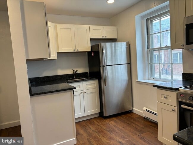 Photo - 676 Perth Pl Unit B
