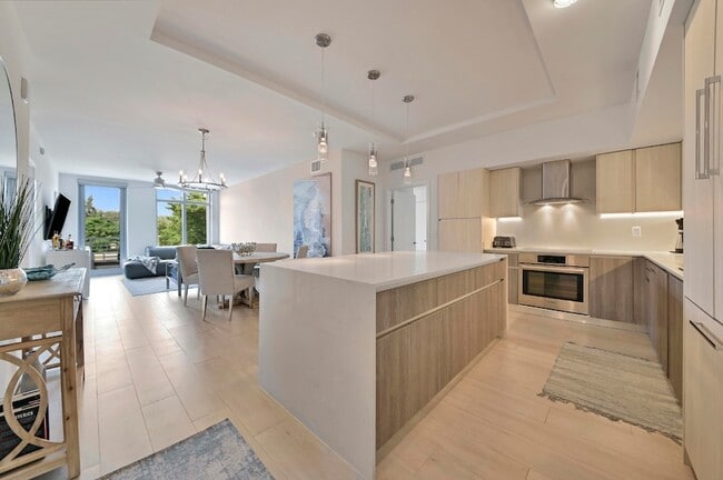 Building Photo - 111 SE 1st Ave Unit 214