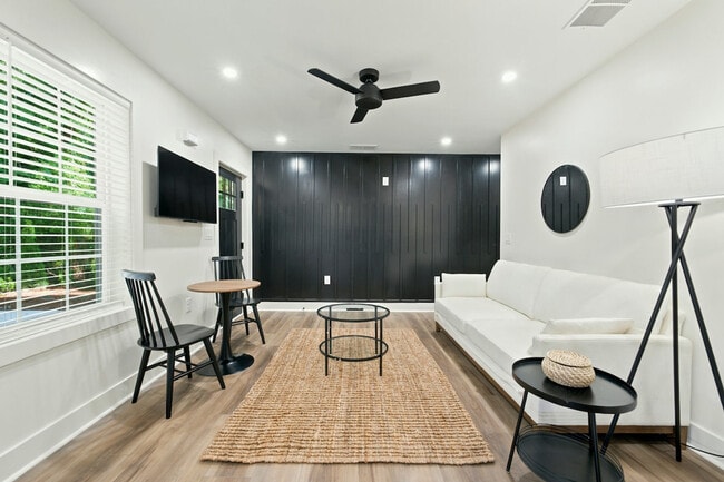 Building Photo - 582 Hamilton E Holmes Dr NW Unit SI ID1609613P