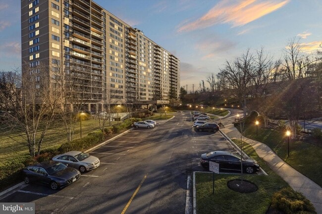 Building Photo - 5500 Holmes Run Pkwy Unit 918