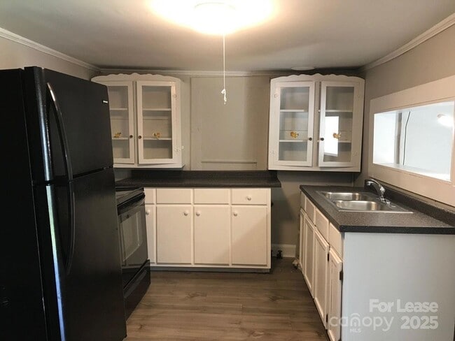 Photo - 213 W King St