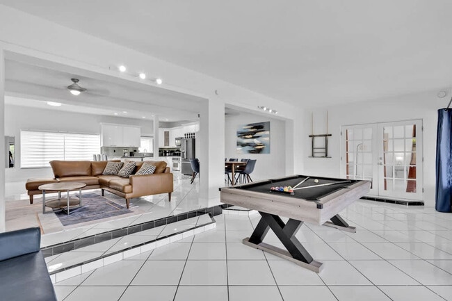 Building Photo - 1712 NE 18th Ave Unit ID1372333P