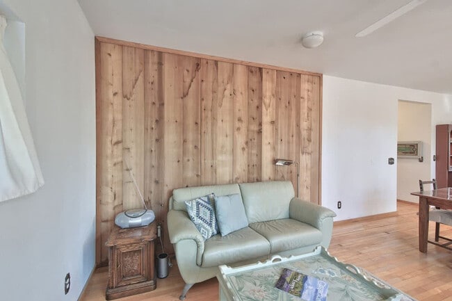 Building Photo - 925 SW Fleishauer Ln Unit SI ID1550283P