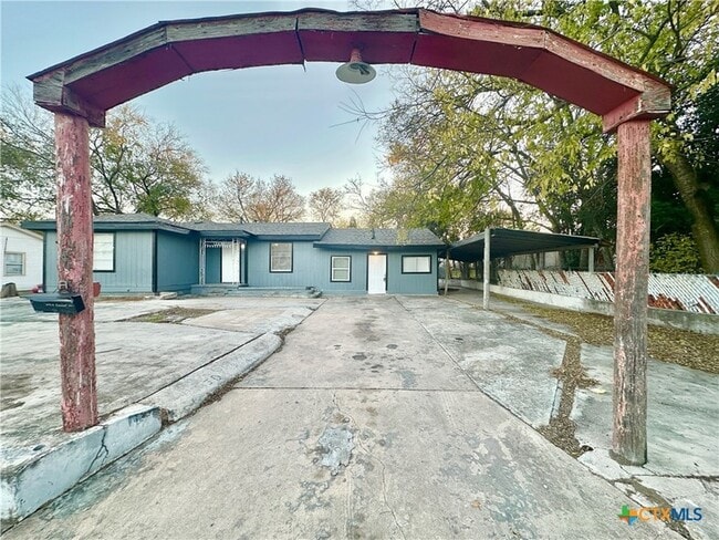 Building Photo - 104 E Fowler Ave