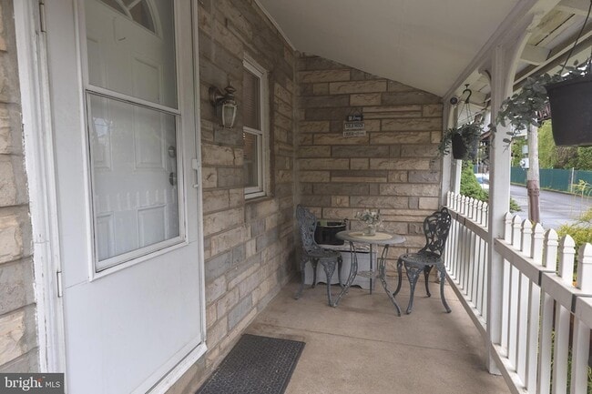Photo - 957 W 6th St