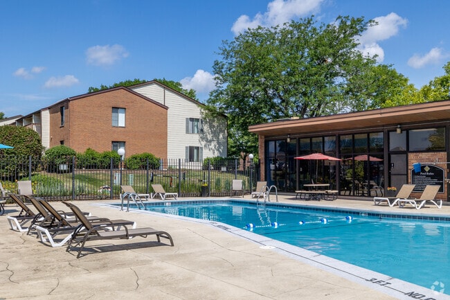 Pool - Hunter Ridge Apartments