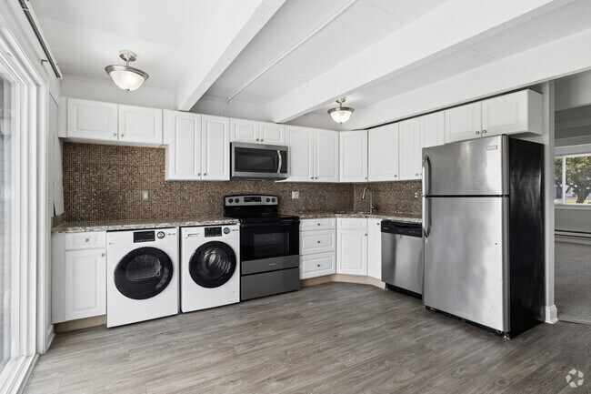 2BR, 1.5BA - 950SF - Kitchen - Universe at Mariners Cove