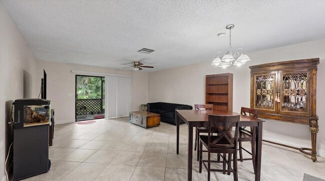 Photo - 1303 Lakeview Dr E