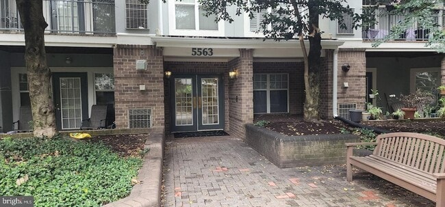 Building Photo - 5563 Seminary Rd Unit 303