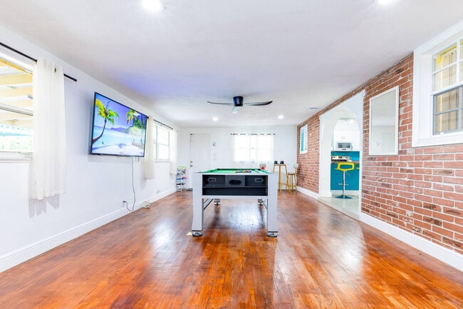 Photo - 910 NE 49th St Unit ID1258733P