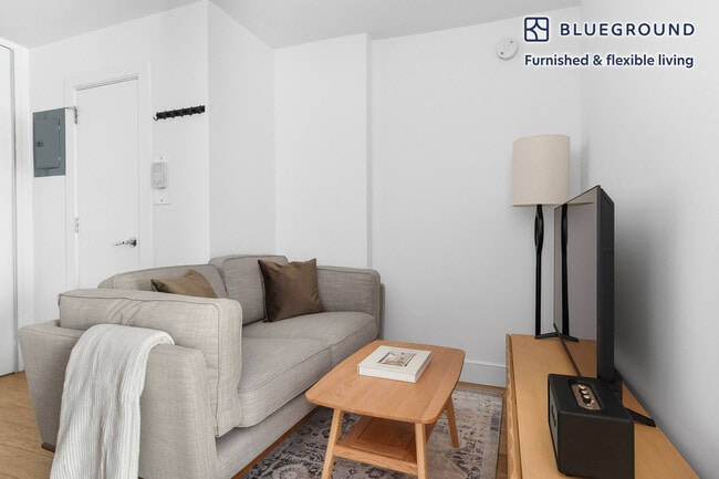 Building Photo - 230 E 44th St Unit FL4-ID2069