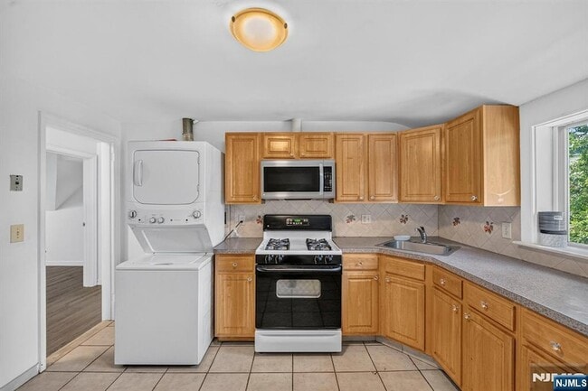 Photo - 165 Oak Grove Ave