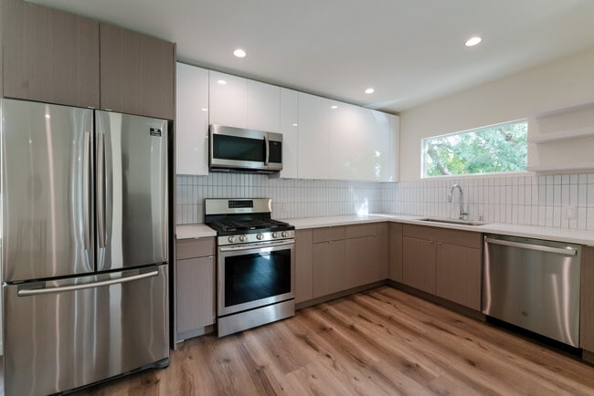 Building Photo - 521 N Flores St Unit 1