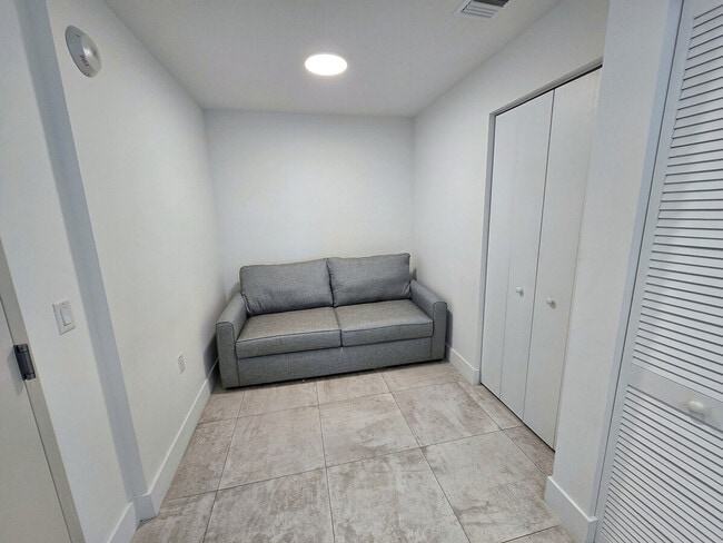 Building Photo - 190 SW 8th St Unit SI ID1514885P