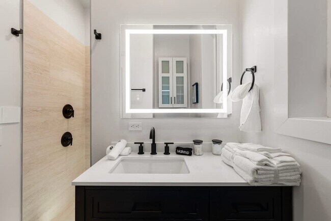 Photo - 1543 N Claremont Ave Unit ID1244945P