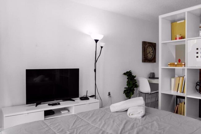 Building Photo - 1 SE 12th St Unit FL21-ID1022205P