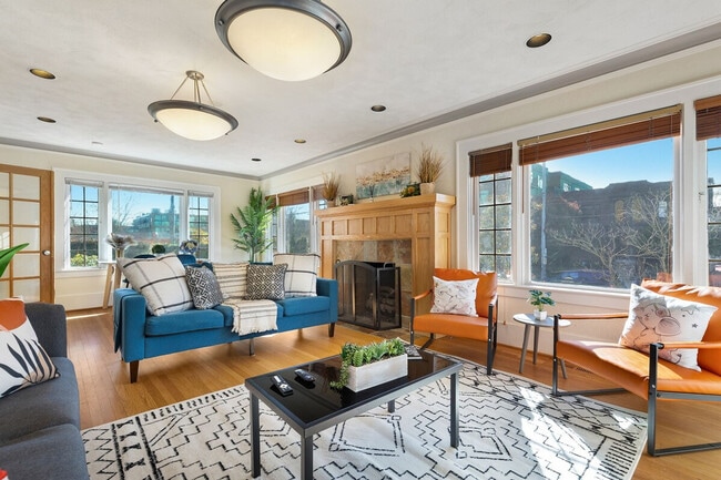 Building Photo - 1005 E Roy St Unit ID1035931P