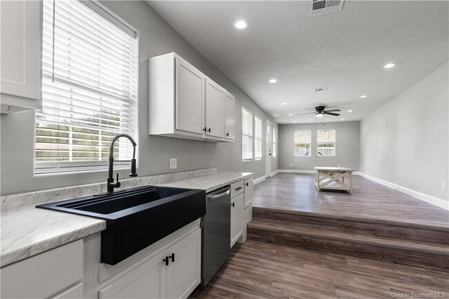 Photo - 1613 West St