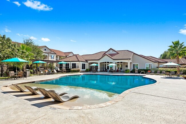 Zero Entry Pool with Tanning Deck - Bexley at Silverado