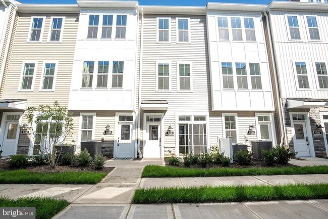 Building Photo - 8104 Donatello Dr