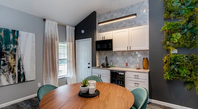 Resident Lounge - ReNew Cross Creek