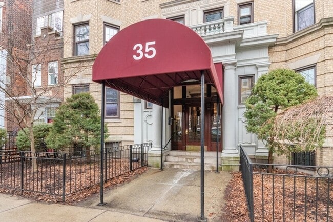 Building Photo - 35 Queensberry St Unit 22
