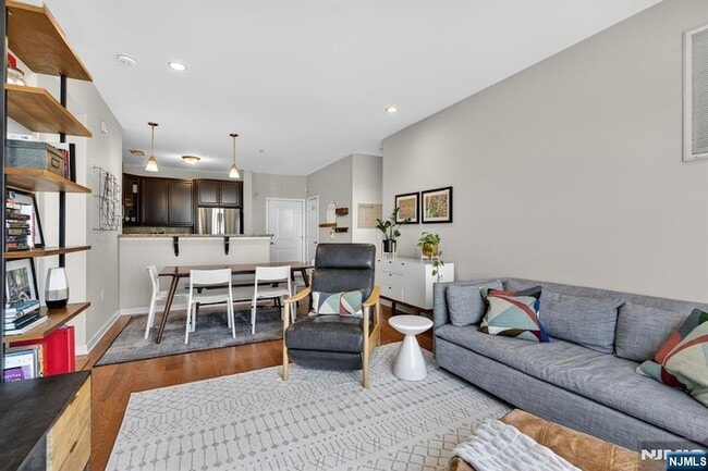 Building Photo - 443 2nd St Unit 406
