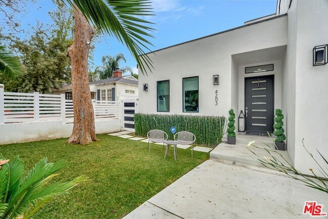 Photo - 4203 Saugus Ave