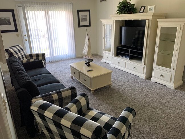 Building Photo - 1335 Summit Ave Unit ID1257507P