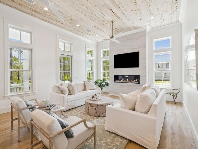 Photo - 262 Climbing Rose Wy