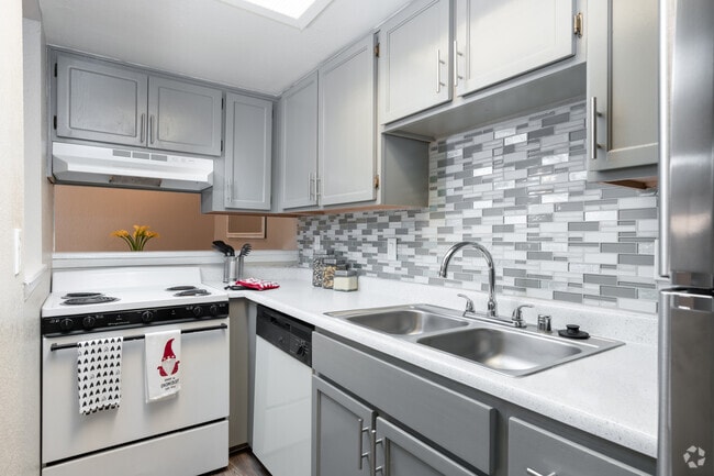 2BR, 1BA - 865SF - Kitchen - San Marin