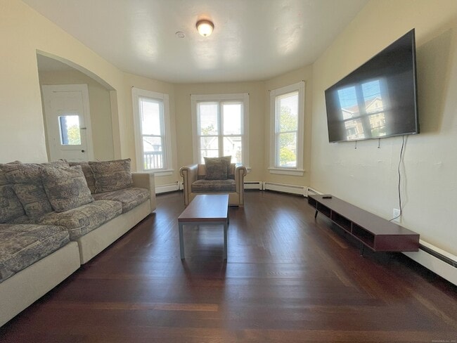 Building Photo - 196 Blatchley Ave Unit 2