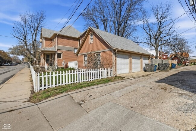 Photo - 640 E 10th St