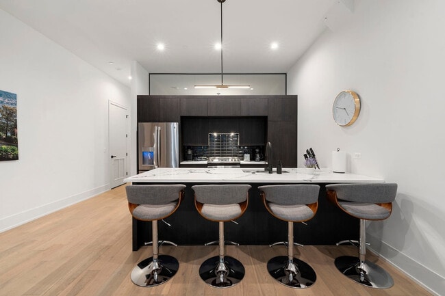 Photo - 318 W Grand Ave Unit ID1244929P