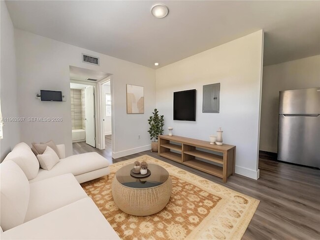 Building Photo - 1710 NW 1st Ct Unit 13