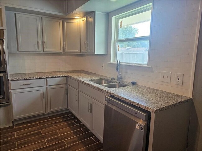 Photo - 2011 Pecan Dr