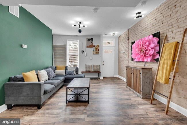 Photo - 210 W Read St