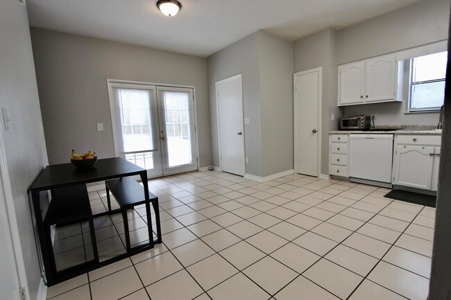 Photo - 205 Marquette St