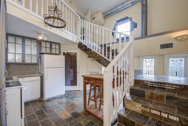 Building Photo - 5313 Palmetto St Unit B