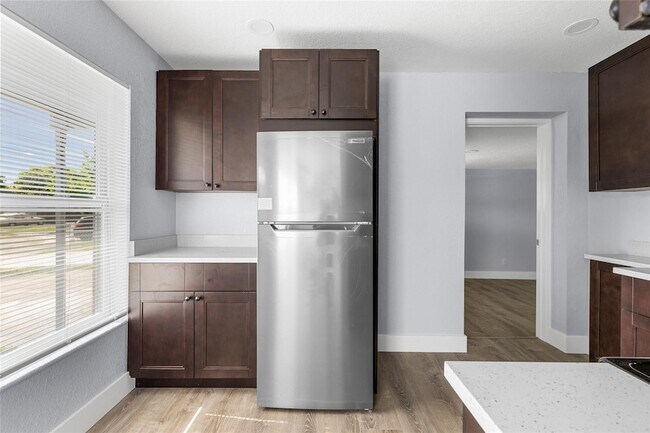 Photo - 683 NW 21 St