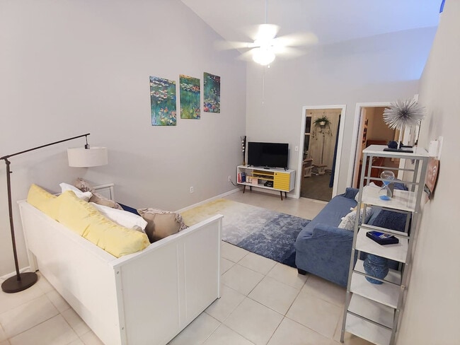 Building Photo - 3832 SW 30th Terrace Unit ID1359098P