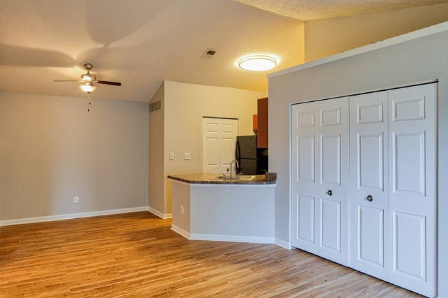 Photo - Cross Creek Apartments