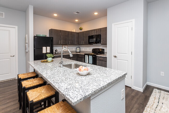 2BR, 2BA - Kitchen - Highview Pointe