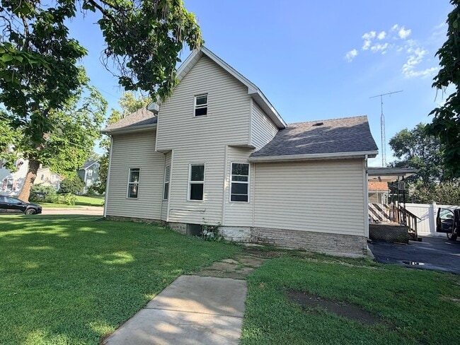 Photo - 400 Summit St