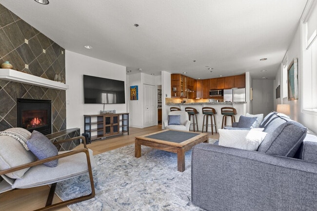 Building Photo - 2546 Evergreen Ln Unit SI ID1564297P
