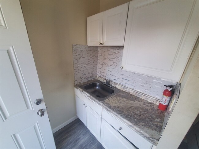 Building Photo - 14 Abbotsford St Unit 9