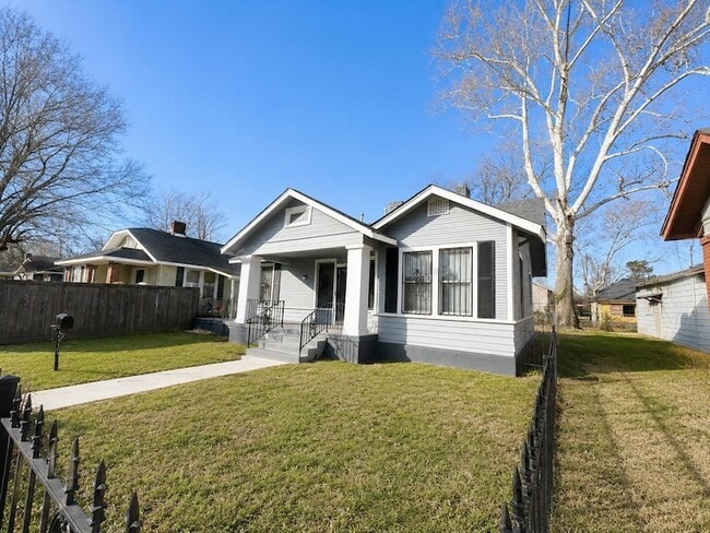 Photo - 1075 Kney St