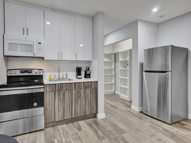 Photo - 906 N Riverside Dr Unit SI ID1503945P