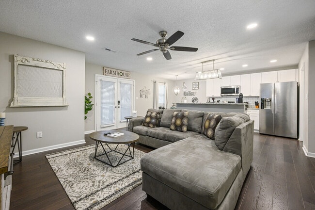 Building Photo - 10 Jill Ln Unit SI ID1234837P