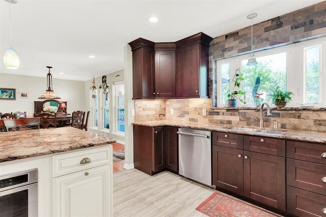 Photo - 319 E Spring Valley Rd